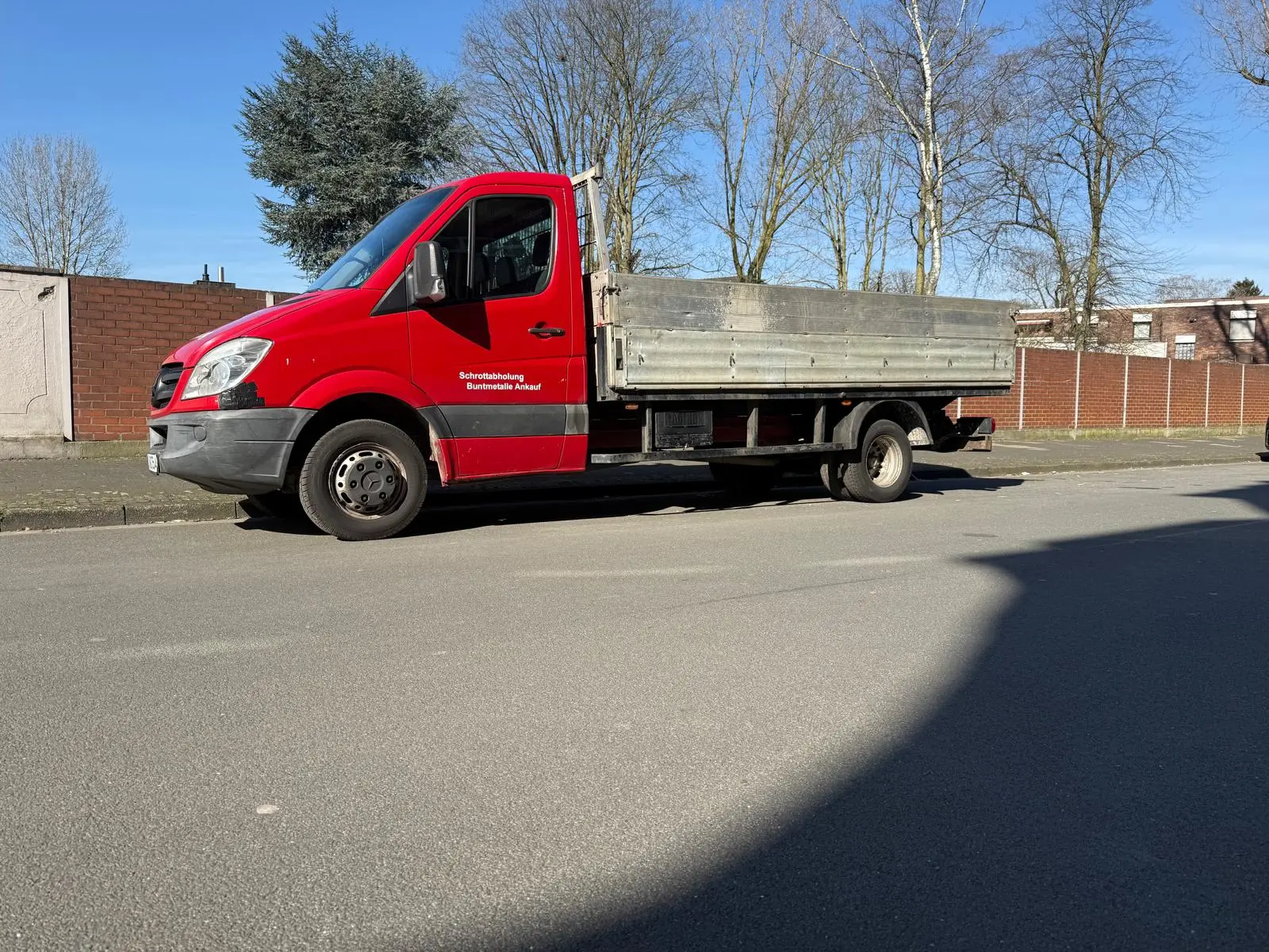 Schrottabholung Langenfeld – Ihr zuverlässiger Partner für Altmetallentsorgung Sie möchten Ihren Schrott in Langenfeld loswerden? Wir bieten eine kostenlose Schrottabholung direkt bei Ihnen vor Ort. Egal ob Kupferschrott, Kabelschrott, Messing, Aluminium oder Edelstahl – unsere Schrottankauf Langenfeld zahlt Ihnen faire Preise für Altmetall und sorgt für eine umweltfreundliche Verwertung.